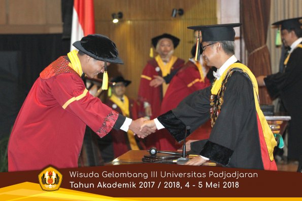 wisuda unpad gel III TA 2017-2018 Fak Ilmu Komunikasi  oleh Rektor 024  by (PAPYRUS PHOTO)