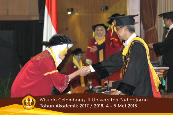 wisuda unpad gel III TA 2017-2018 Fak Ilmu Komunikasi  oleh Rektor 025  by (PAPYRUS PHOTO)