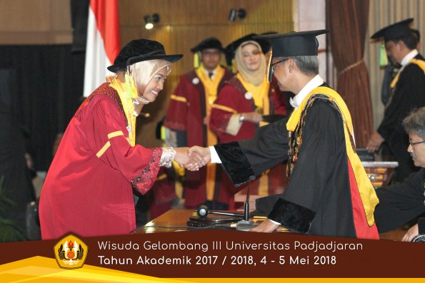 wisuda unpad gel III TA 2017-2018 Fak Ilmu Komunikasi  oleh Rektor 026  by (PAPYRUS PHOTO)