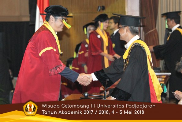 wisuda unpad gel III TA 2017-2018 Fak Ilmu Komunikasi  oleh Rektor 028  by (PAPYRUS PHOTO)