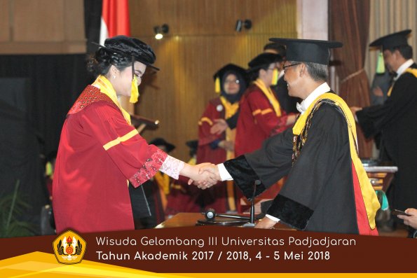 wisuda unpad gel III TA 2017-2018 Fak Ilmu Komunikasi  oleh Rektor 032  by (PAPYRUS PHOTO)