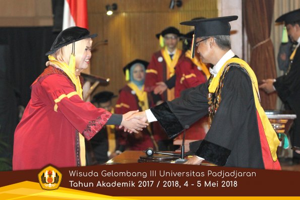 wisuda unpad gel III TA 2017-2018 Fak Ilmu Komunikasi  oleh Rektor 035  by (PAPYRUS PHOTO)