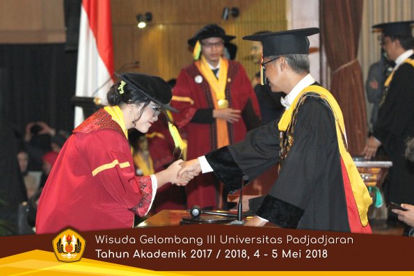 wisuda unpad gel III TA 2017-2018 Fak Ilmu Komunikasi  oleh Rektor 036  by (PAPYRUS PHOTO)