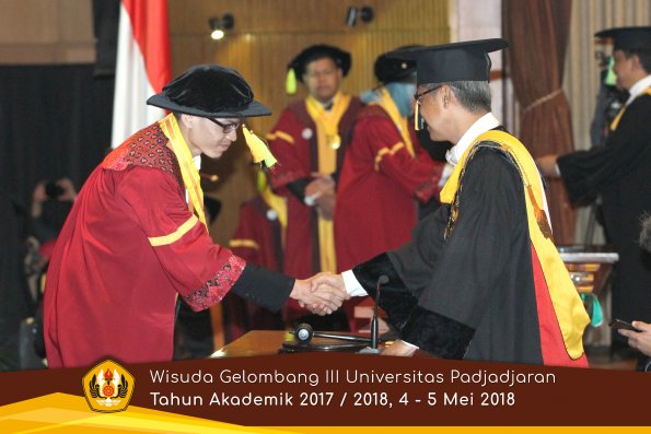 wisuda unpad gel III TA 2017-2018 Fak Ilmu Komunikasi  oleh Rektor 037  by (PAPYRUS PHOTO)