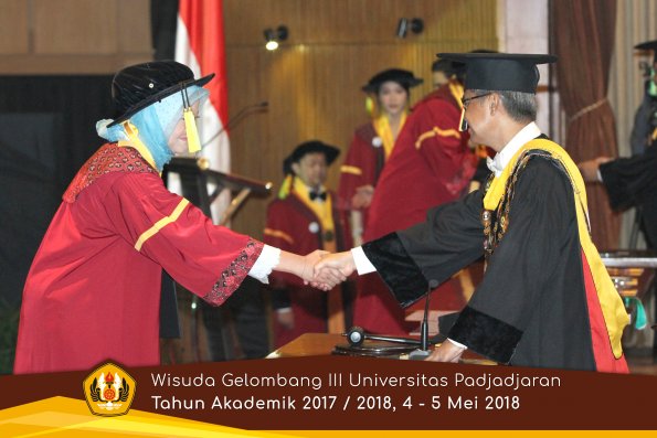 wisuda unpad gel III TA 2017-2018 Fak Ilmu Komunikasi  oleh Rektor 038  by (PAPYRUS PHOTO)