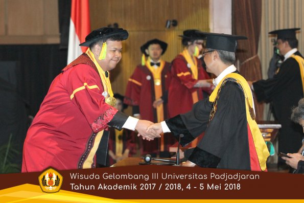 wisuda unpad gel III TA 2017-2018 Fak Ilmu Komunikasi  oleh Rektor 039  by (PAPYRUS PHOTO)