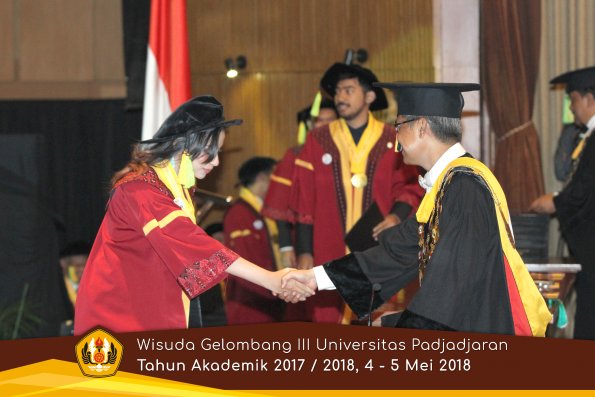 wisuda unpad gel III TA 2017-2018 Fak Ilmu Komunikasi  oleh Rektor 042  by (PAPYRUS PHOTO)