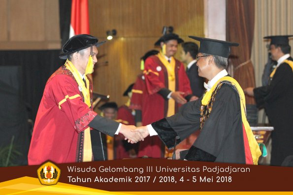 wisuda unpad gel III TA 2017-2018 Fak Ilmu Komunikasi  oleh Rektor 044  by (PAPYRUS PHOTO)