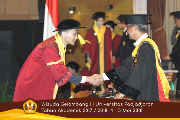 wisuda unpad gel III TA 2017-2018 Fak Ilmu Komunikasi  oleh Rektor 055  by (PAPYRUS PHOTO)