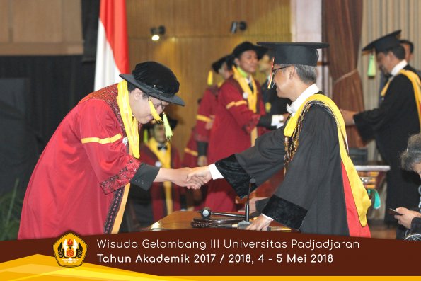wisuda unpad gel III TA 2017-2018 Fak Ilmu Komunikasi  oleh Rektor 061  by (PAPYRUS PHOTO)