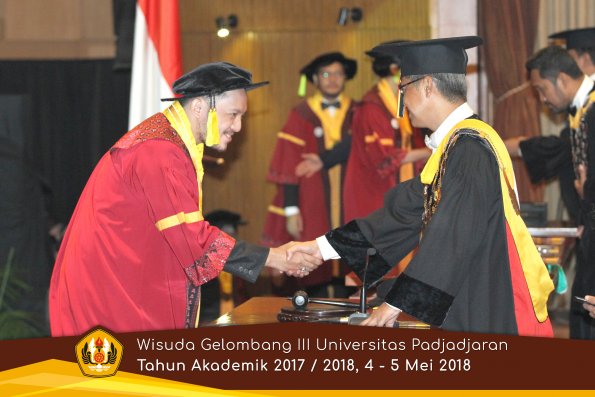wisuda unpad gel III TA 2017-2018 Fak Ilmu Komunikasi  oleh Rektor 063  by (PAPYRUS PHOTO)