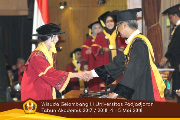 wisuda unpad gel III TA 2017-2018 Fak Ilmu Komunikasi  oleh Rektor 070  by (PAPYRUS PHOTO)
