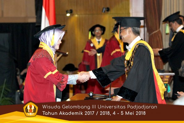 wisuda unpad gel III TA 2017-2018 Fak Ilmu Komunikasi  oleh Rektor 073  by (PAPYRUS PHOTO)