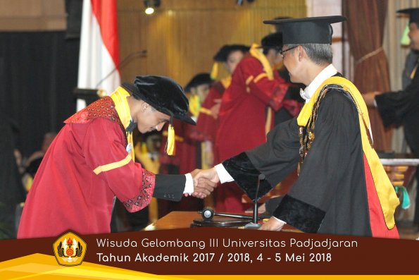 wisuda unpad gel III TA 2017-2018 Fak Ilmu Komunikasi  oleh Rektor 074  by (PAPYRUS PHOTO)
