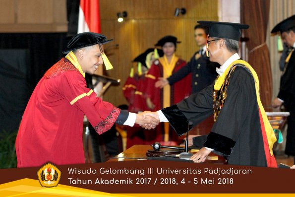 wisuda unpad gel III TA 2017-2018 Fak Ilmu Komunikasi  oleh Rektor 079  by (PAPYRUS PHOTO)