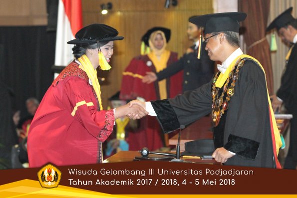 wisuda unpad gel III TA 2017-2018 Fak Ilmu Komunikasi  oleh Rektor 080  by (PAPYRUS PHOTO)