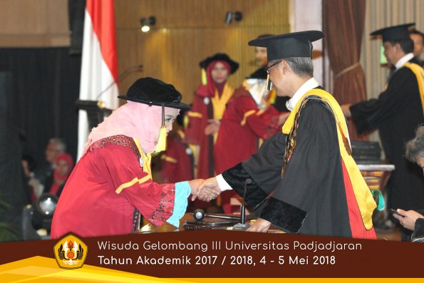 wisuda unpad gel III TA 2017-2018 Fak Ilmu Komunikasi  oleh Rektor 083  by (PAPYRUS PHOTO)