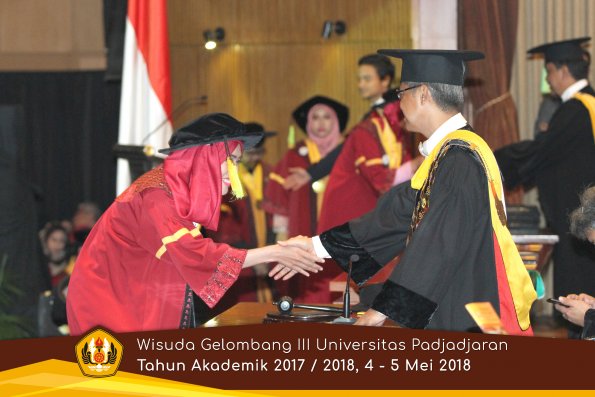 wisuda unpad gel III TA 2017-2018 Fak Ilmu Komunikasi  oleh Rektor 085  by (PAPYRUS PHOTO)