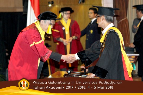 wisuda unpad gel III TA 2017-2018 Fak Ilmu Komunikasi  oleh Rektor 089  by (PAPYRUS PHOTO)