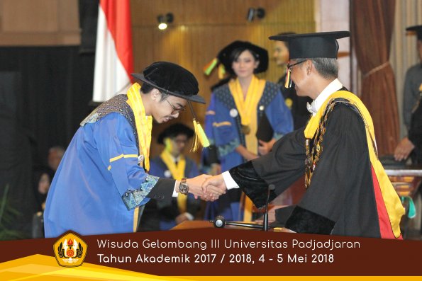 wisuda unpad gel III TA 2017-2018 Fak Ilmu Komunikasi  oleh Rektor 094  by (PAPYRUS PHOTO)