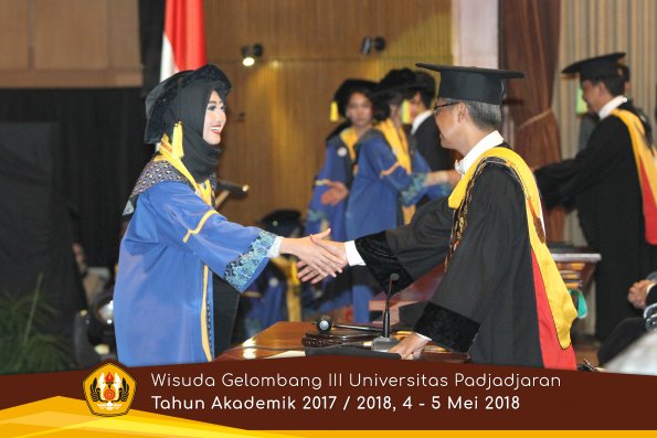 wisuda unpad gel III TA 2017-2018 Fak Ilmu Komunikasi  oleh Rektor 098  by (PAPYRUS PHOTO)