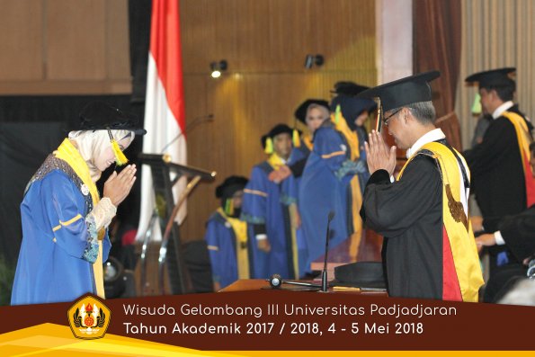wisuda unpad gel III TA 2017-2018 Fak Ilmu Komunikasi  oleh Rektor 101  by (PAPYRUS PHOTO)