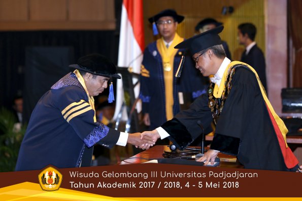 wisuda unpad gel III TA 2017-2018 Fak ilmu sosial dan ilmu politik oleh Rektor 002  by (PAPYRUS P