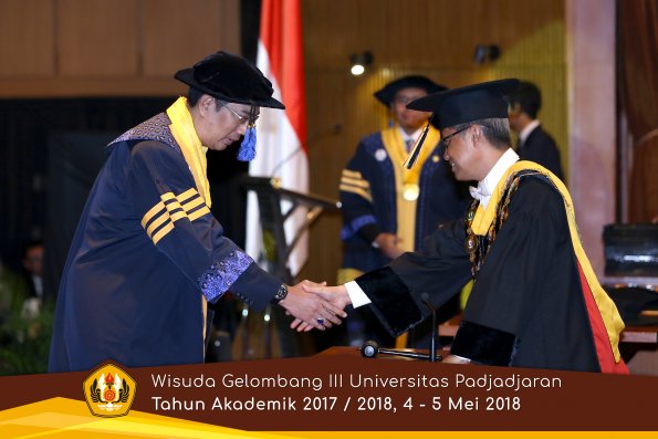 wisuda unpad gel III TA 2017-2018 Fak ilmu sosial dan ilmu politik oleh Rektor 003  by (PAPYRUS P