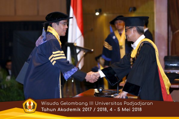 wisuda unpad gel III TA 2017-2018 Fak ilmu sosial dan ilmu politik oleh Rektor 004  by (PAPYRUS P