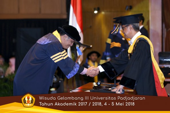 wisuda unpad gel III TA 2017-2018 Fak ilmu sosial dan ilmu politik oleh Rektor 005  by (PAPYRUS P