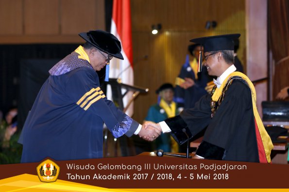wisuda unpad gel III TA 2017-2018 Fak ilmu sosial dan ilmu politik oleh Rektor 007  by (PAPYRUS P