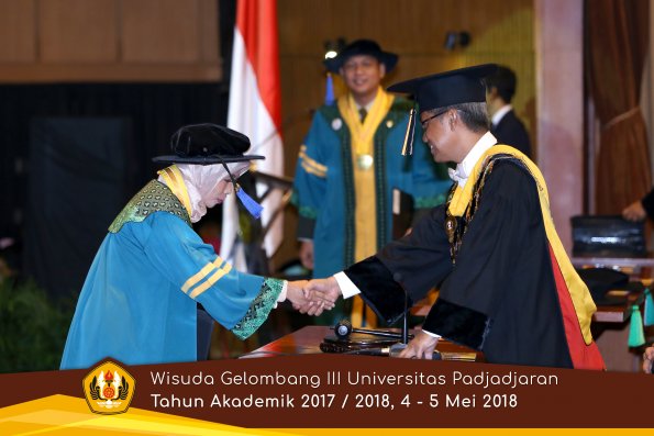 wisuda unpad gel III TA 2017-2018 Fak ilmu sosial dan ilmu politik oleh Rektor 010  by (PAPYRUS P