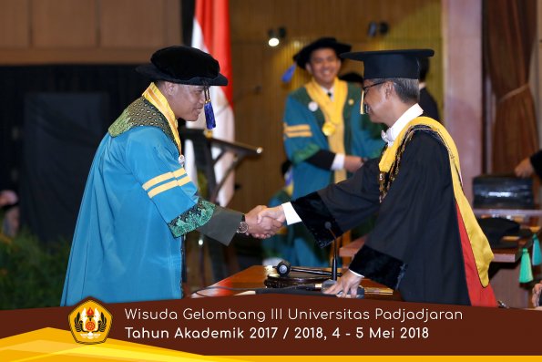 wisuda unpad gel III TA 2017-2018 Fak ilmu sosial dan ilmu politik oleh Rektor 012  by (PAPYRUS P