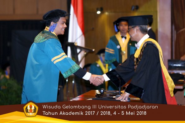 wisuda unpad gel III TA 2017-2018 Fak ilmu sosial dan ilmu politik oleh Rektor 013  by (PAPYRUS P