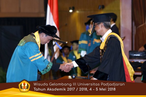 wisuda unpad gel III TA 2017-2018 Fak ilmu sosial dan ilmu politik oleh Rektor 014  by (PAPYRUS P