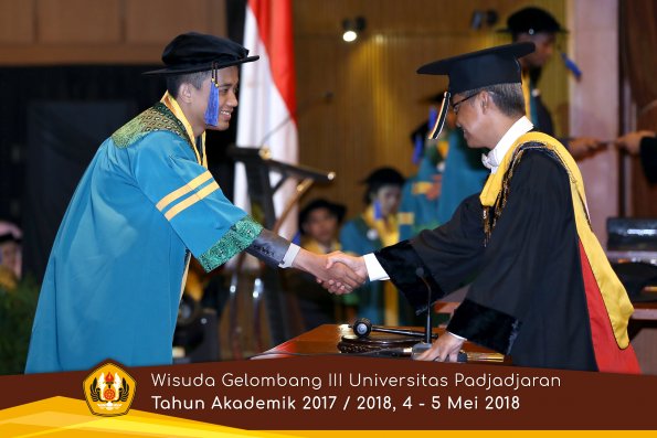 wisuda unpad gel III TA 2017-2018 Fak ilmu sosial dan ilmu politik oleh Rektor 018  by (PAPYRUS P