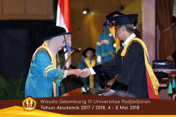wisuda unpad gel III TA 2017-2018 Fak ilmu sosial dan ilmu politik oleh Rektor 021  by (PAPYRUS P