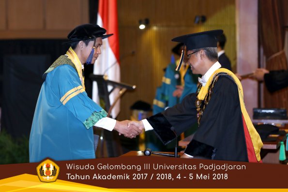 wisuda unpad gel III TA 2017-2018 Fak ilmu sosial dan ilmu politik oleh Rektor 023  by (PAPYRUS P