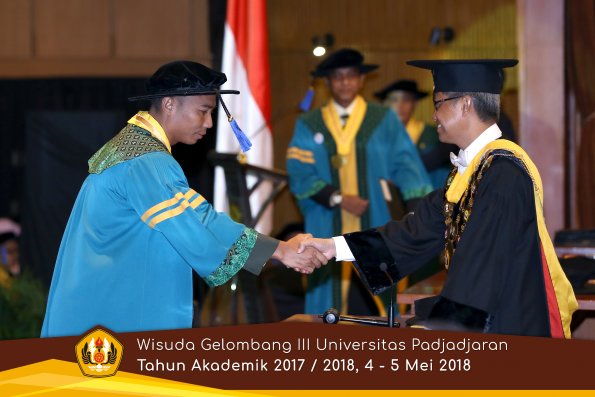 wisuda unpad gel III TA 2017-2018 Fak ilmu sosial dan ilmu politik oleh Rektor 028  by (PAPYRUS P