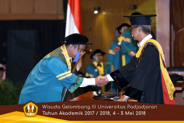 wisuda unpad gel III TA 2017-2018 Fak ilmu sosial dan ilmu politik oleh Rektor 031  by (PAPYRUS P