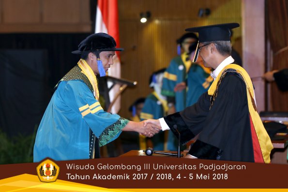 wisuda unpad gel III TA 2017-2018 Fak ilmu sosial dan ilmu politik oleh Rektor 033  by (PAPYRUS P