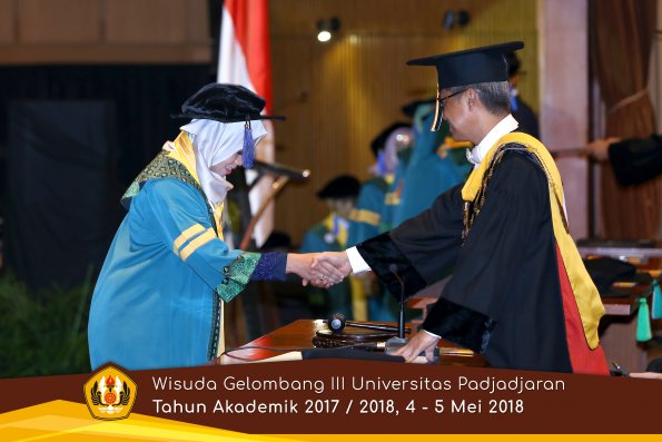 wisuda unpad gel III TA 2017-2018 Fak ilmu sosial dan ilmu politik oleh Rektor 036  by (PAPYRUS P