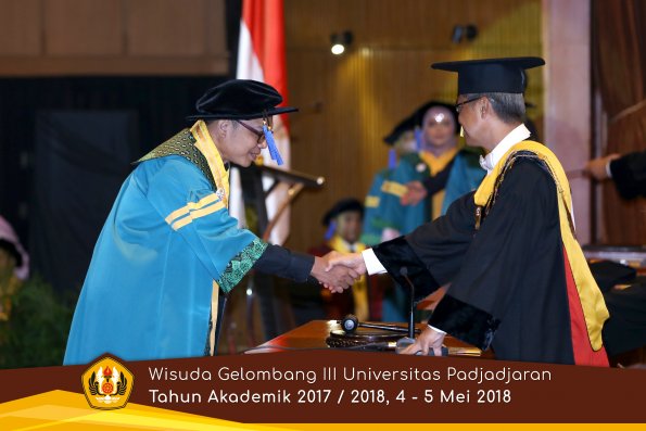 wisuda unpad gel III TA 2017-2018 Fak ilmu sosial dan ilmu politik oleh Rektor 037  by (PAPYRUS P