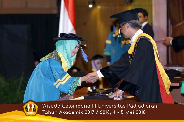 wisuda unpad gel III TA 2017-2018 Fak ilmu sosial dan ilmu politik oleh Rektor 038  by (PAPYRUS P