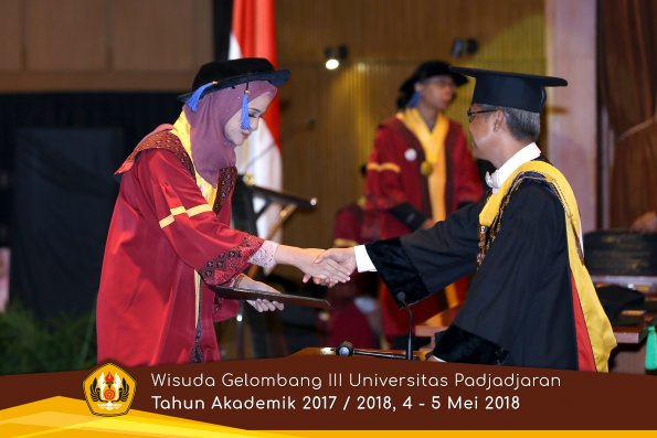 wisuda unpad gel III TA 2017-2018 Fak ilmu sosial dan ilmu politik oleh Rektor 048  by (PAPYRUS P