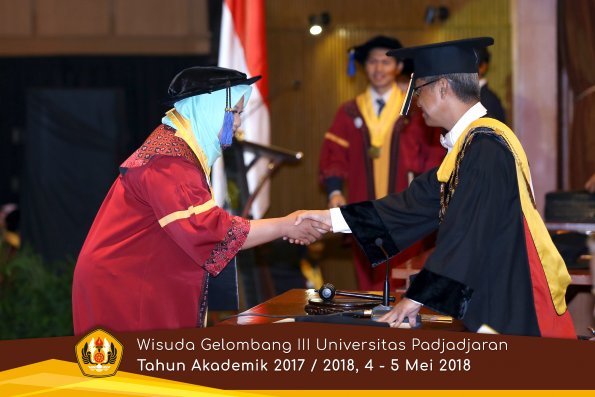wisuda unpad gel III TA 2017-2018 Fak ilmu sosial dan ilmu politik oleh Rektor 054  by (PAPYRUS P