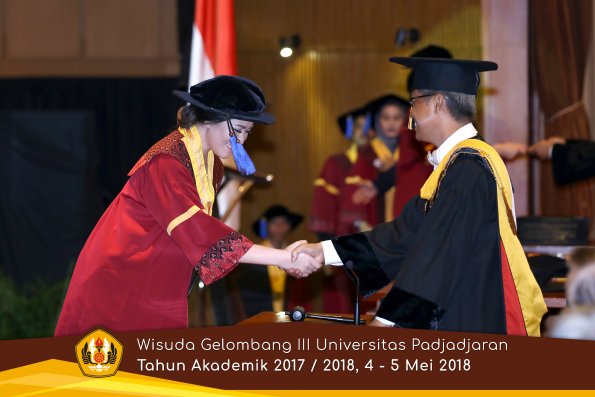 wisuda unpad gel III TA 2017-2018 Fak ilmu sosial dan ilmu politik oleh Rektor 056  by (PAPYRUS P