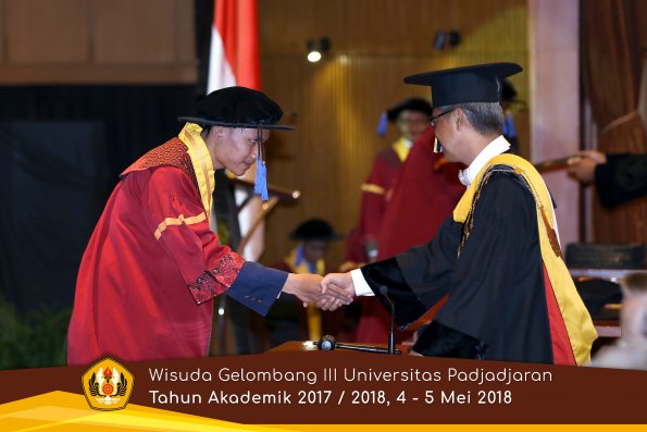 wisuda unpad gel III TA 2017-2018 Fak ilmu sosial dan ilmu politik oleh Rektor 061  by (PAPYRUS P