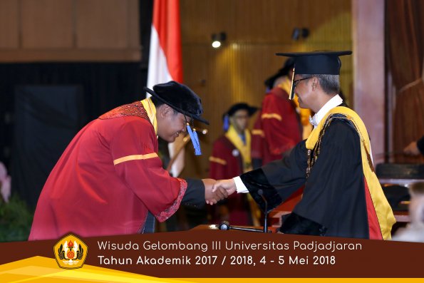 wisuda unpad gel III TA 2017-2018 Fak ilmu sosial dan ilmu politik oleh Rektor 062  by (PAPYRUS P