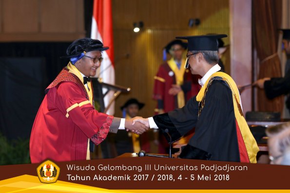 wisuda unpad gel III TA 2017-2018 Fak ilmu sosial dan ilmu politik oleh Rektor 063  by (PAPYRUS P